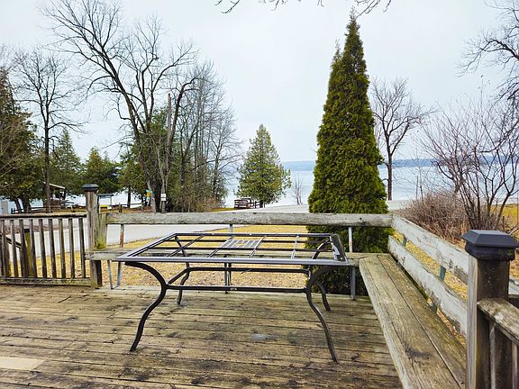 4th image of 427 Dewing Road