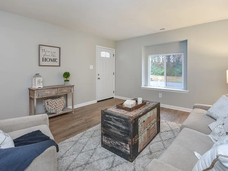 1423 Goldfinch Ln — Photo 5