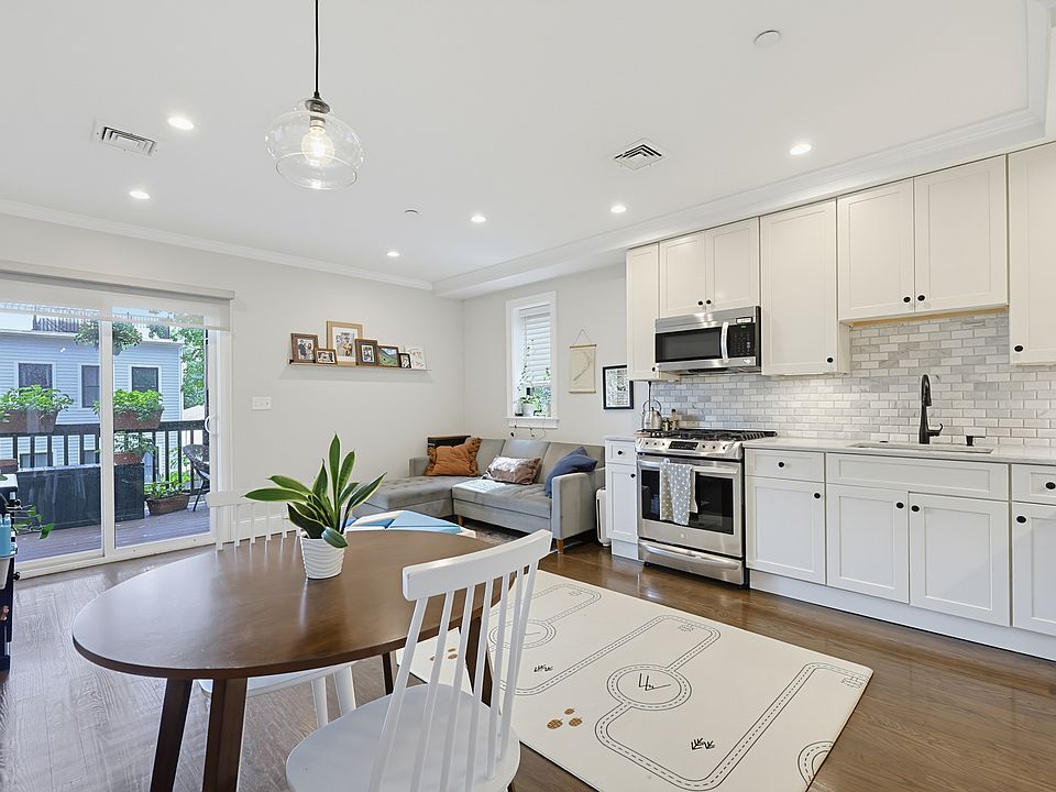1st image of 498 Sumner St #1