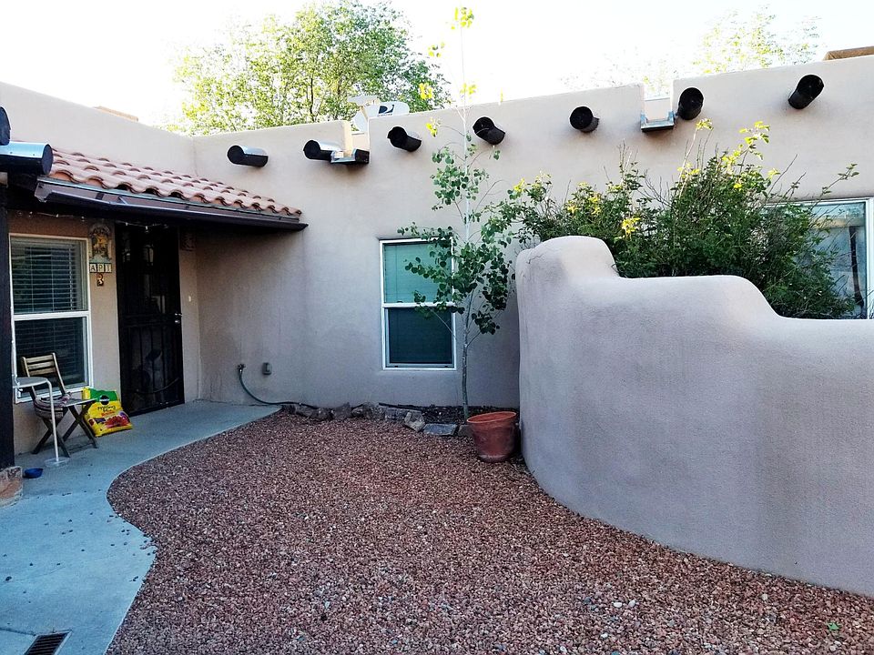 Front Entrance to Corner unit, can put a small Bistro set, put your flower pots. Nice little community at the end of the road.