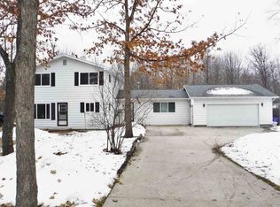 800 Goldenrod Dr, Houghton Lake, MI 48629