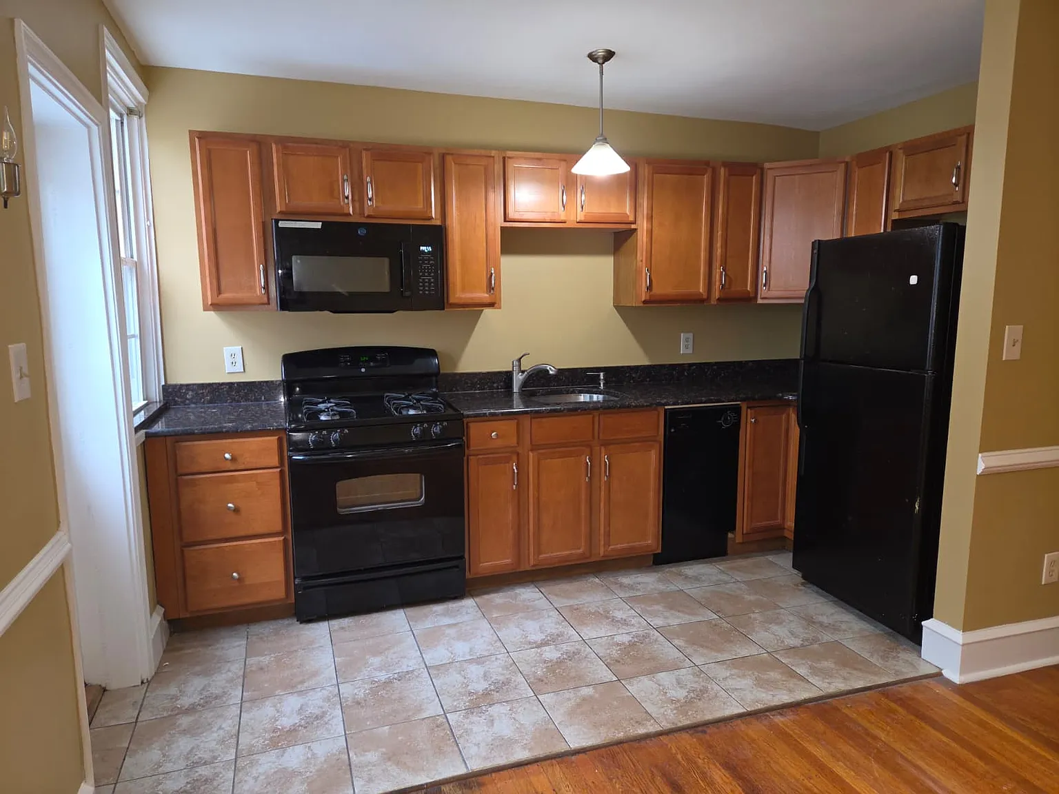 3 bed, 1024 sqft, $1,800 — Photo 1