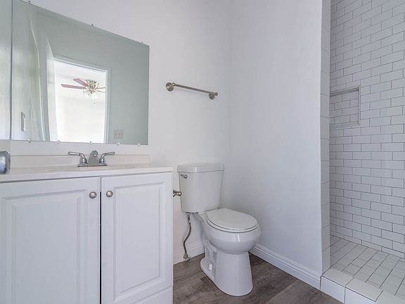 4th image of 1537 Centinela Ave #113
