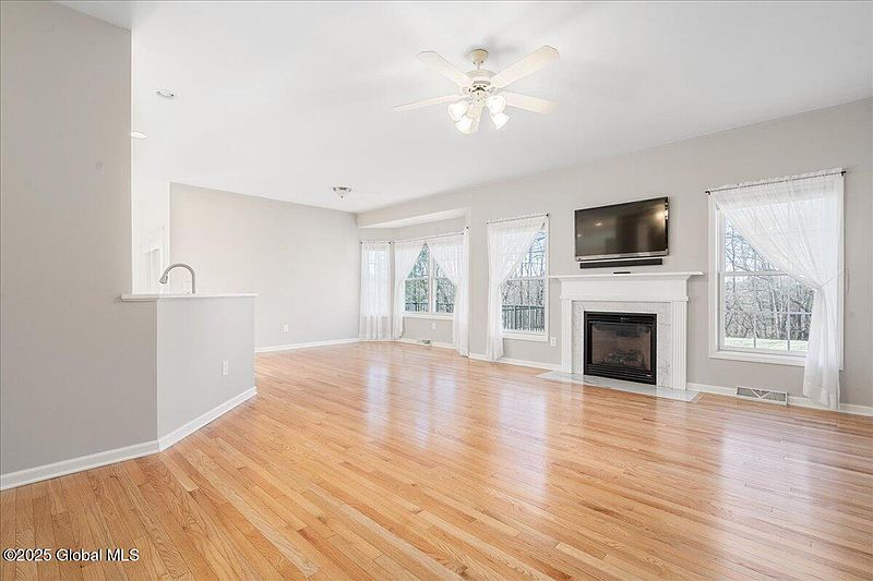 5th image of 11 Hampton Circle
