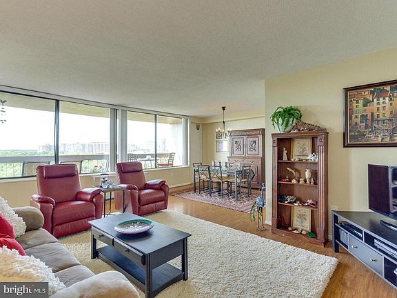 5th image of 3705 S George Mason Dr APT 1007S