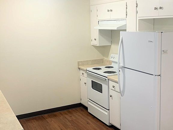 Unit 15 - Updated Kitchen Cabinets