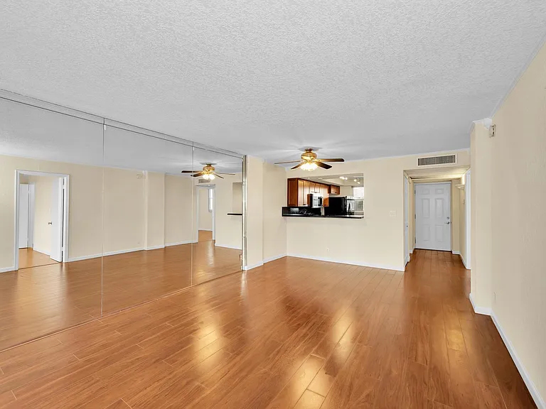 118 Royal Park Dr #4G — Photo 3