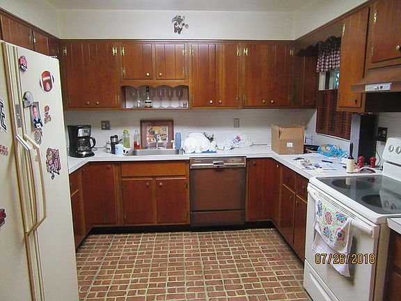 5th image of 2215 Summit St