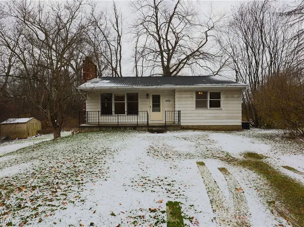 1974 Brookfield Rd, Hubbard, OH 44425