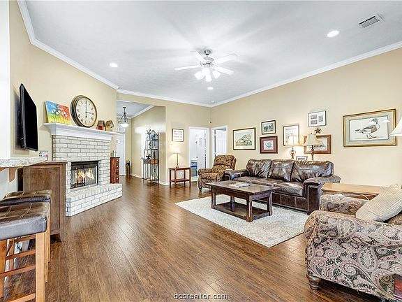 2nd image of 1112 Petersburg Ct