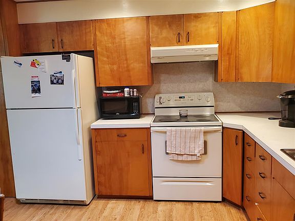 4th image of 106 E 15th St