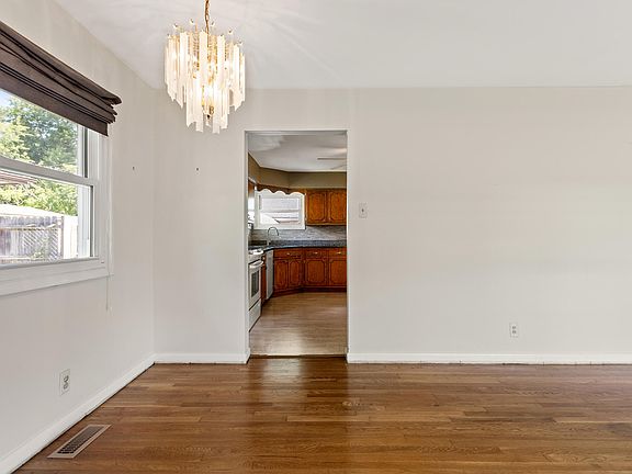 3rd image of 275 Zandale Dr