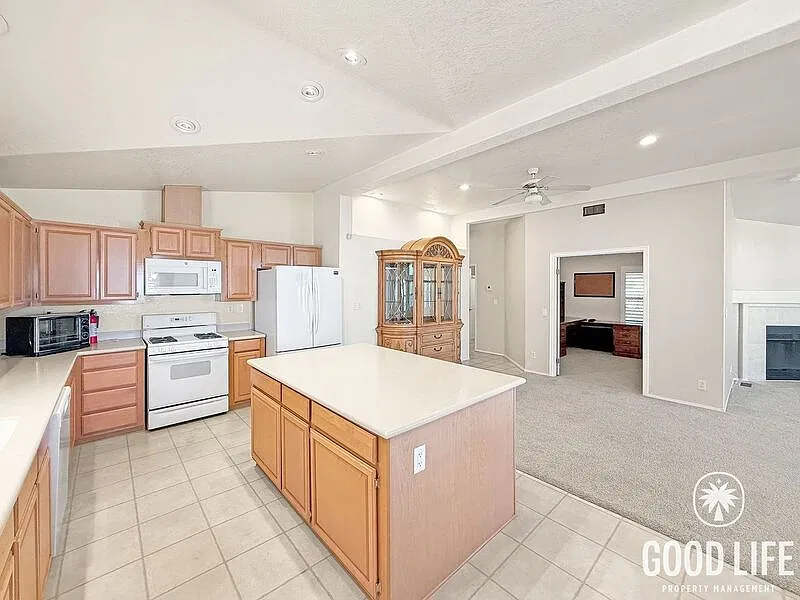 2 bed, 2.0 bath, 1820 sqft, $3,500 — Photo 3