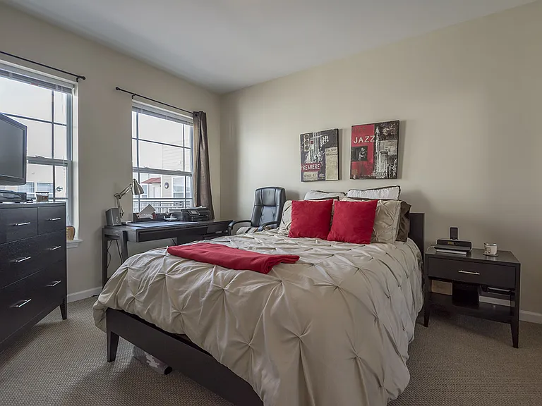 Tenth & College Horizons Apartments — Photo 32