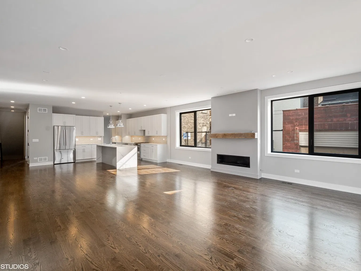 4 bed, 3.5 bath, 3000 sqft, $8,000 — Photo 2