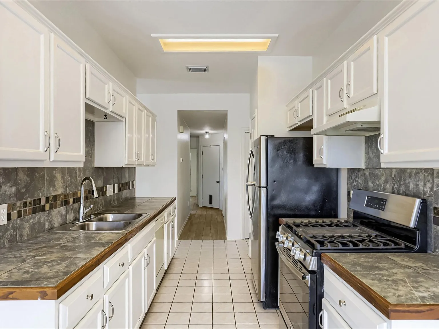 3 bed, 2.0 bath, 1355 sqft, $1,995 — Photo 4