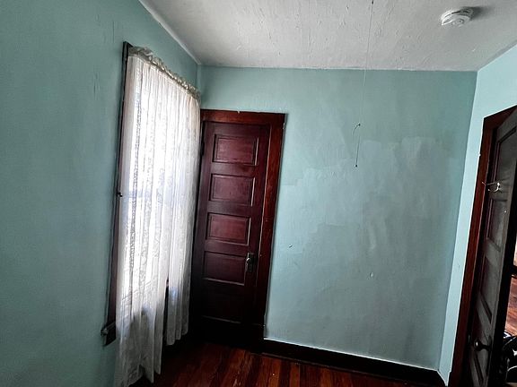4th image of 166 Burgard Pl #1