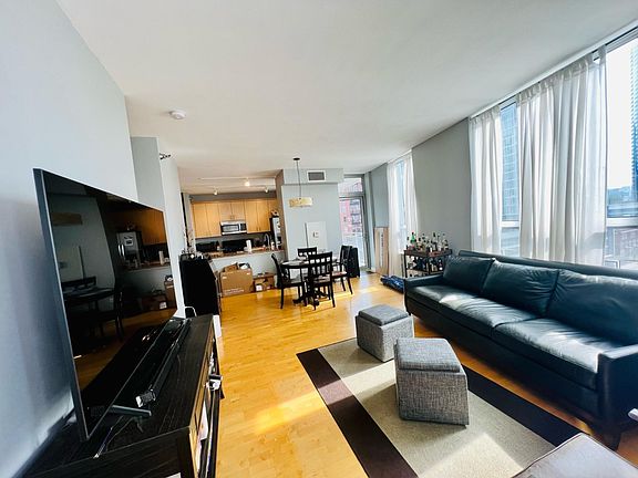 4th image of 330 W Grand Ave #604