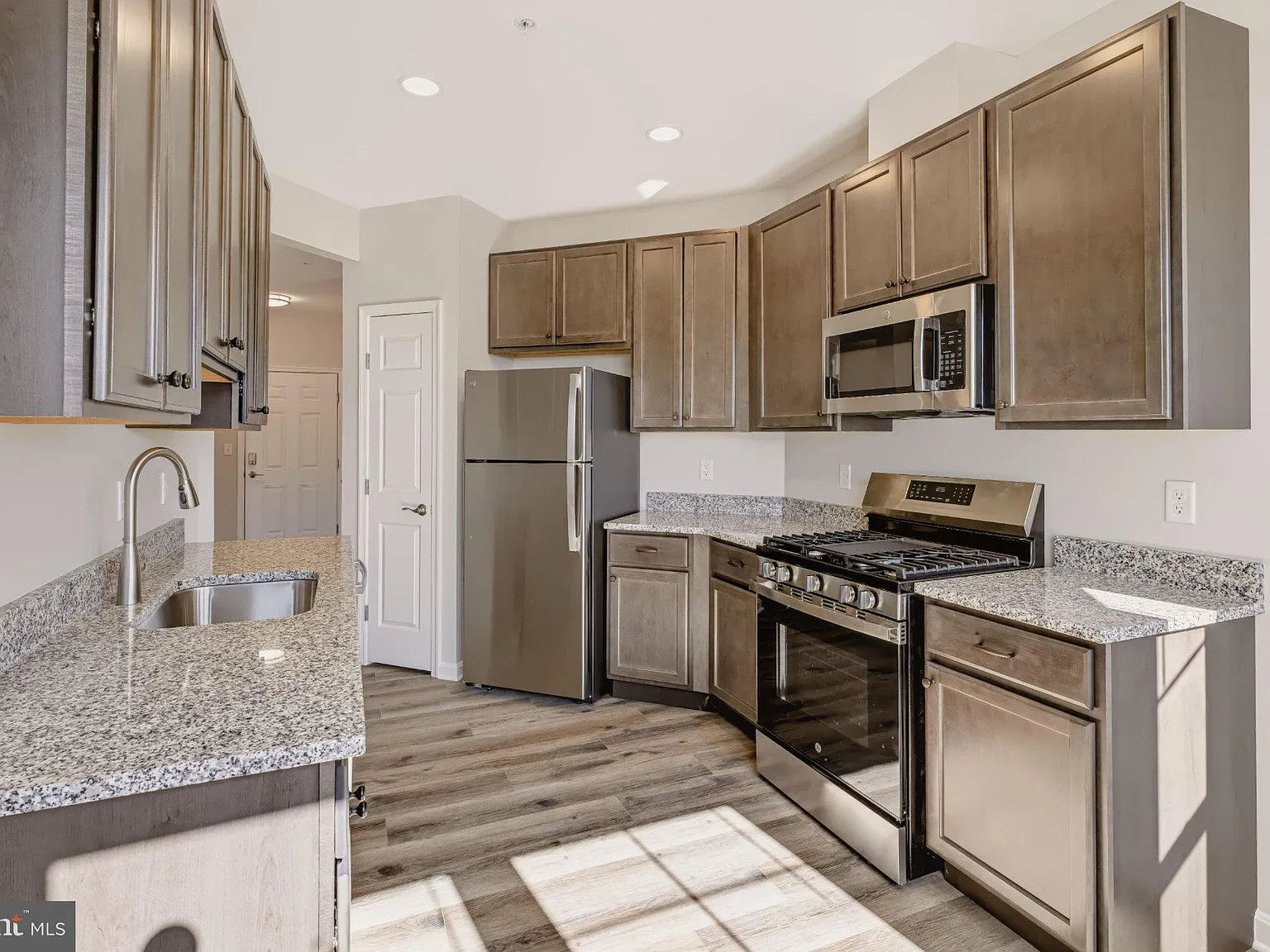 2 bed, 2.0 bath, 1158 sqft, $2,450 — Photo 4
