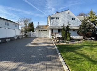 231 Willowwood Dr, Wantagh, NY 11793