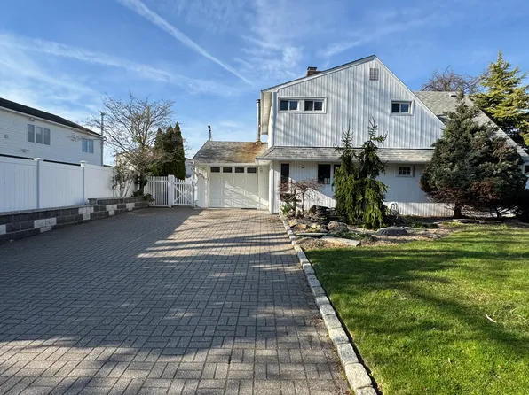 231 Willowwood Dr, Wantagh, NY 11793