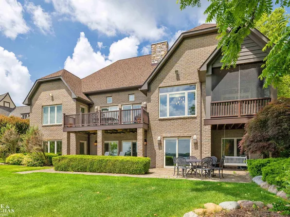950 N Riverside Ave, Saint Clair, MI 48079