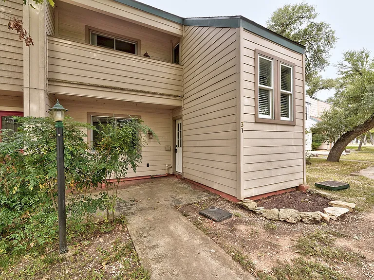 31 Marina Cir — Photo 3