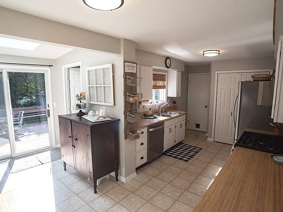 4th image of 432 Blackstone Dr
