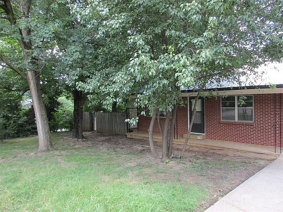 2nd image of 801 Dogwood St