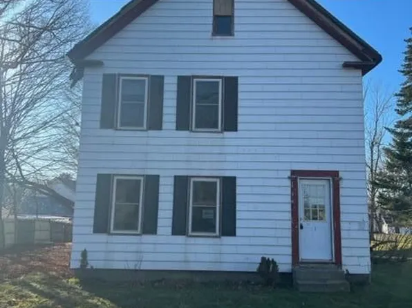 58 Railroad St, Clinton, ME 04927