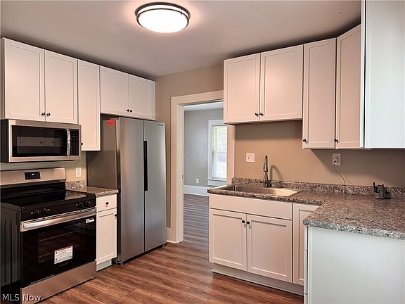 4th image of 301 Bell St