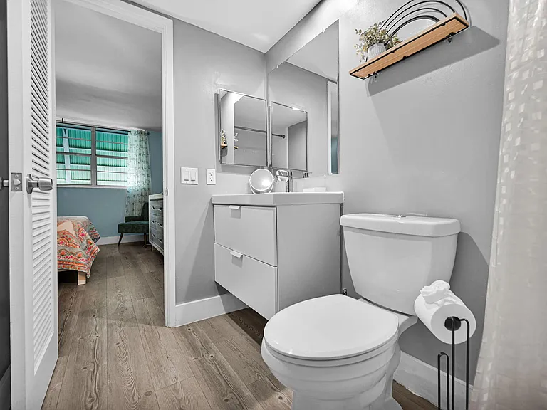 400 SE 10th St #303 — Photo 15