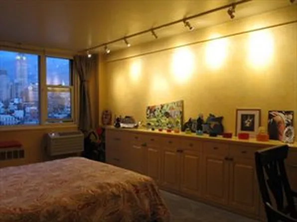 77 Seventh Avenue image 1 of 14