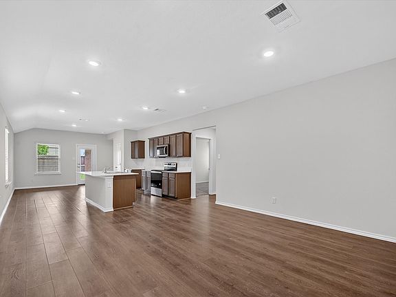 5th image of 2566 Russell St