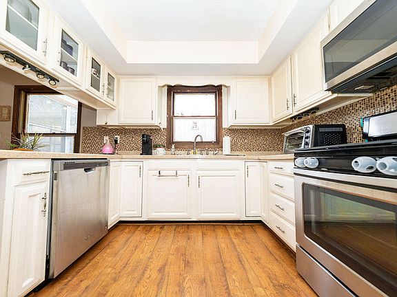 3rd image of 906 N Honeysuckle Ln