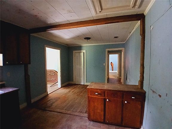 3rd image of 1810 S Columbia St