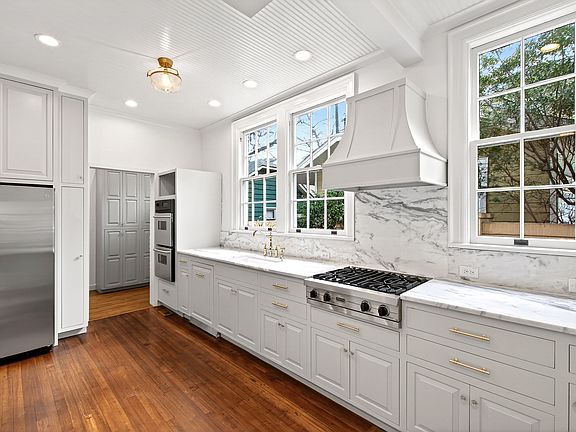 5th image of 1313 College Pl