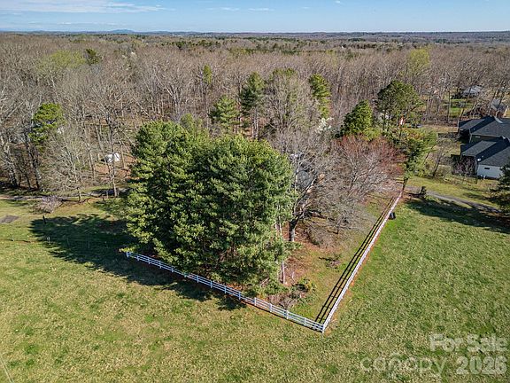 3rd image of 221 Lee Black Rd