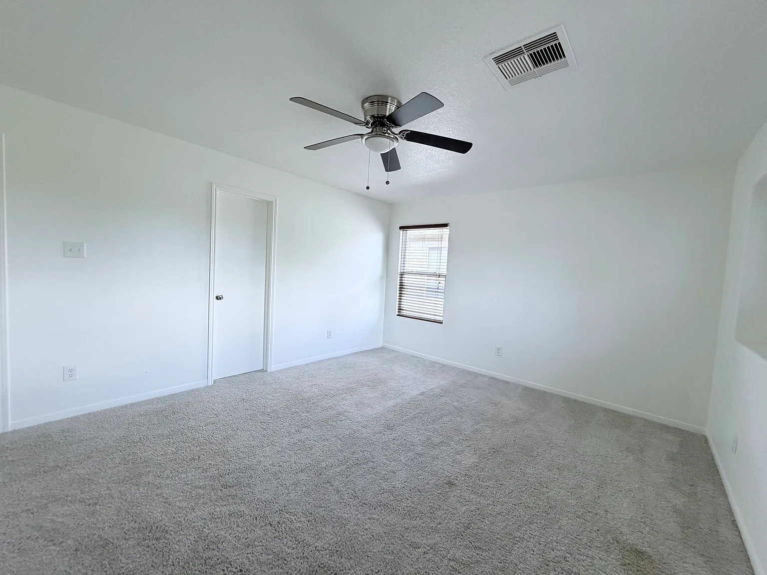 4 bed, 2.5 bath, 2445 sqft, $2,400 — Photo 4