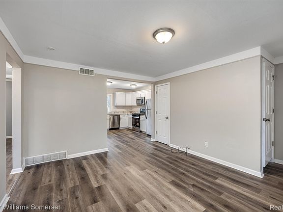 5th image of 14816 Alberta Ave