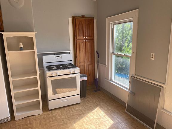 4th image of 671 Farmington Ave Floor 2