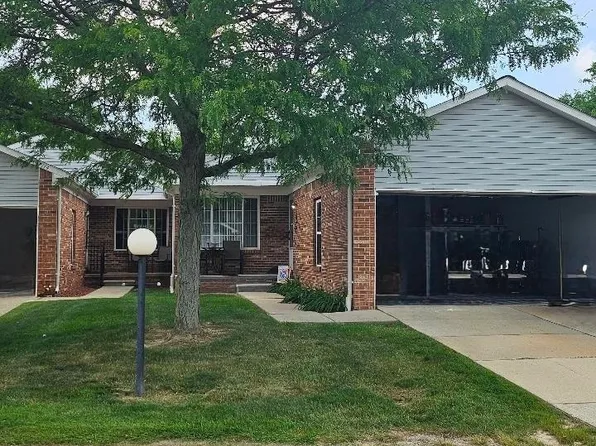 27112 Antonio Dr, Roseville, MI 48066