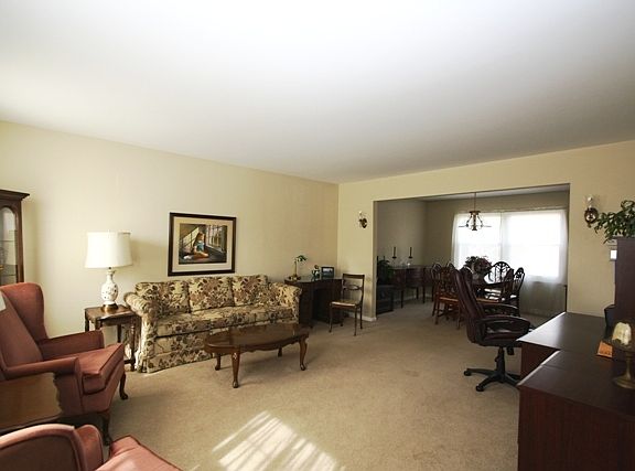 2nd image of 180 Grovenor Dr