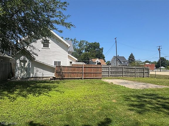 5th image of 1638 W 6th St