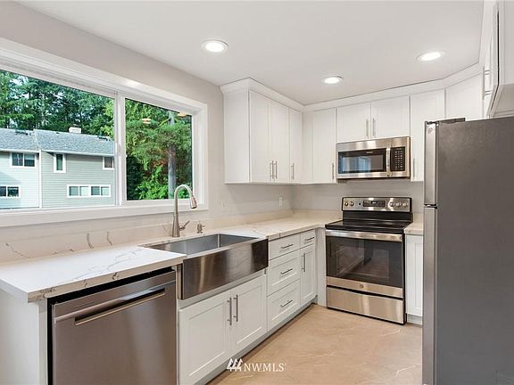 4th image of 838 N 161st Pl