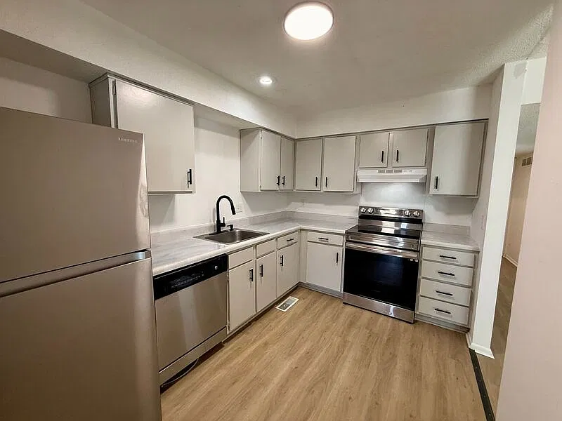 2 bed, 1.0 bath, 891 sqft, $1,050 — Photo 3