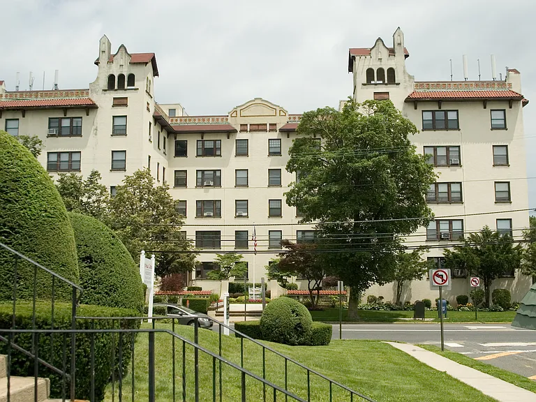 Les Gertrude Apartments — Photo 2