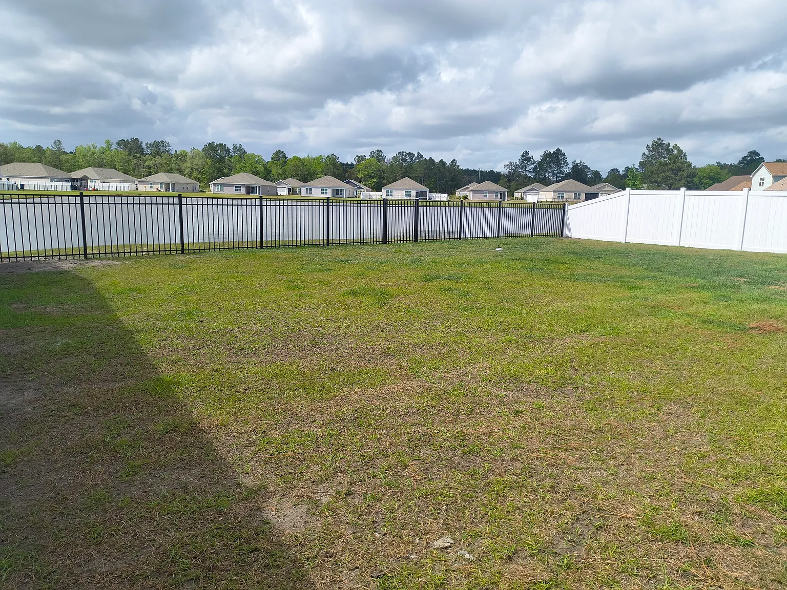 Price Improvement! Waterfront Living and Landscaping! 3 Bed / 2 Bath Home in Autumns Wood — Photo 4