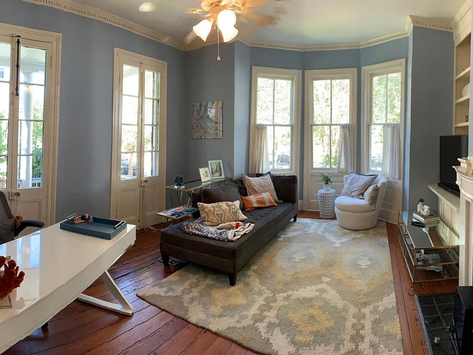 LIVING ROOM (2 French doors to Front Porch)