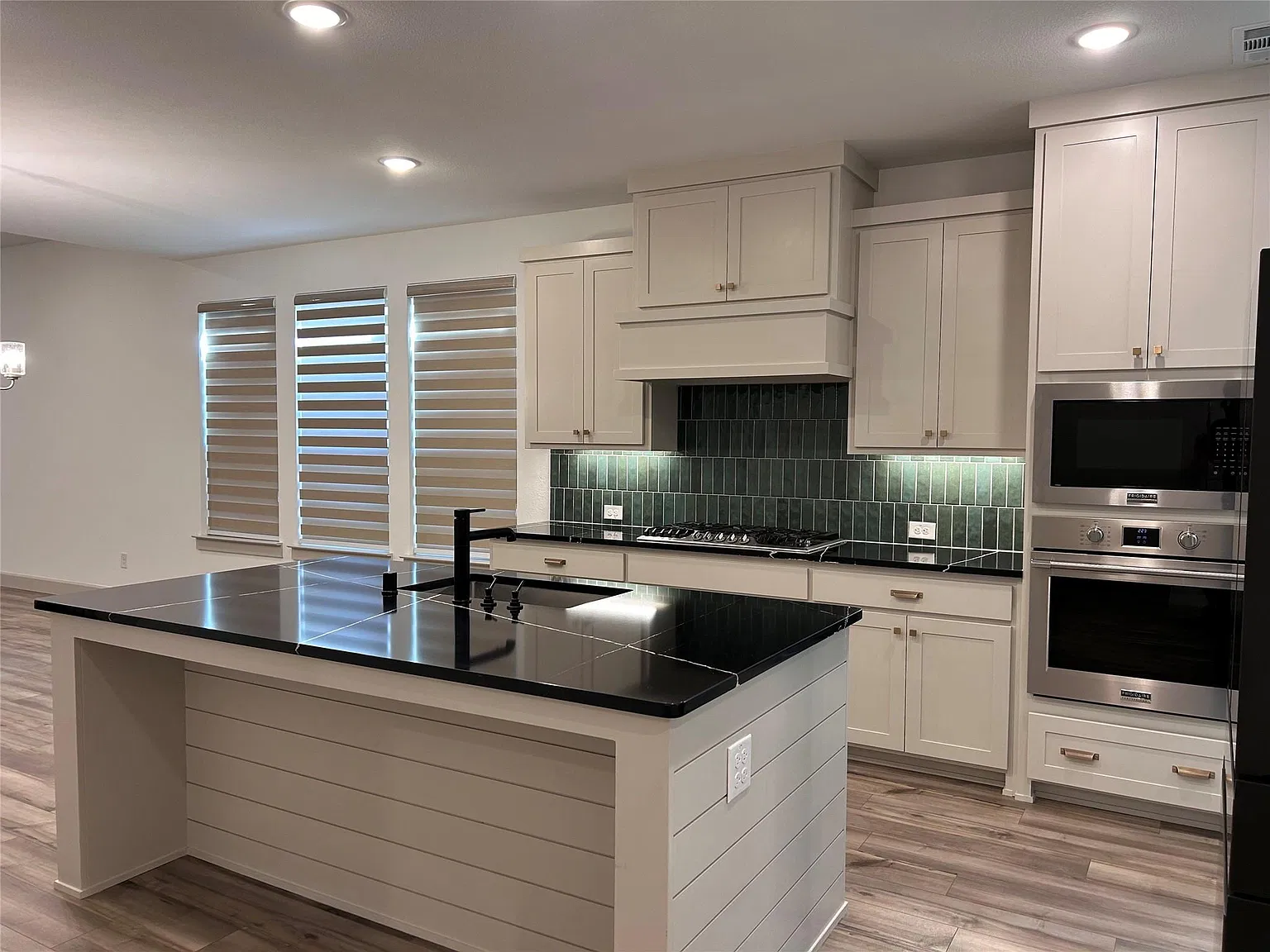 4 bed, 3282 sqft, $3,500 — Photo 3